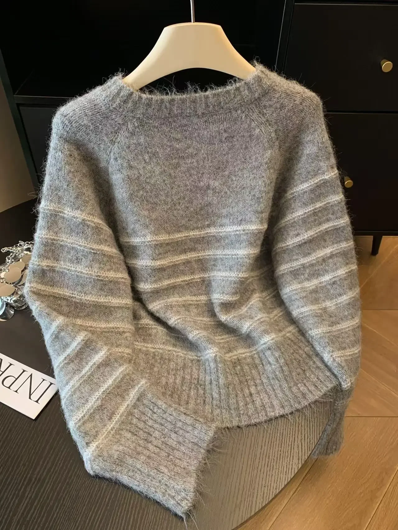 Damski sweter w paski z wełny  – Shirts recenzja i cena